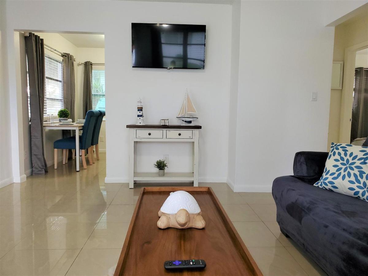 Sophisticated Dania Beach Suites Near The Beach Exterior photo