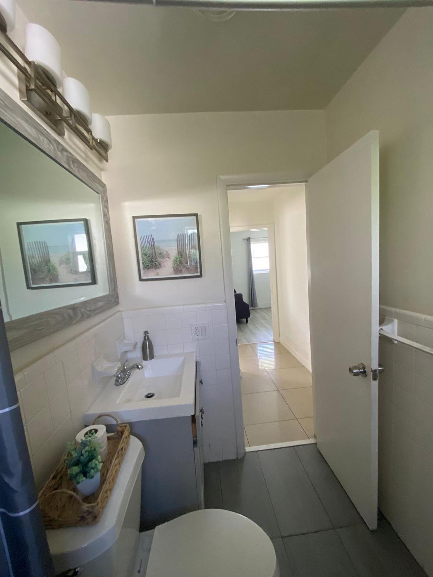 Sophisticated Dania Beach Suites Near The Beach Exterior photo