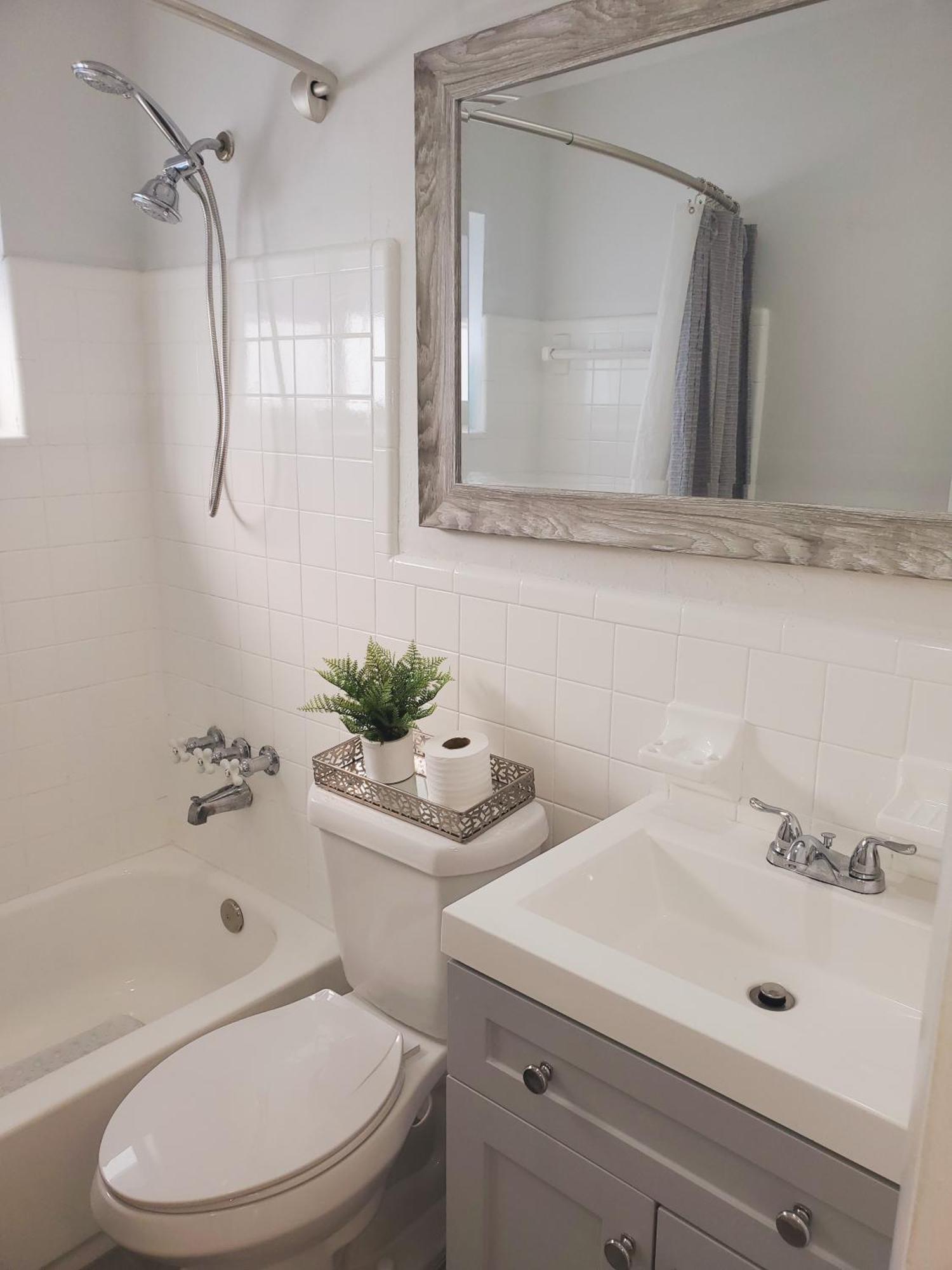 Sophisticated Dania Beach Suites Near The Beach Exterior photo