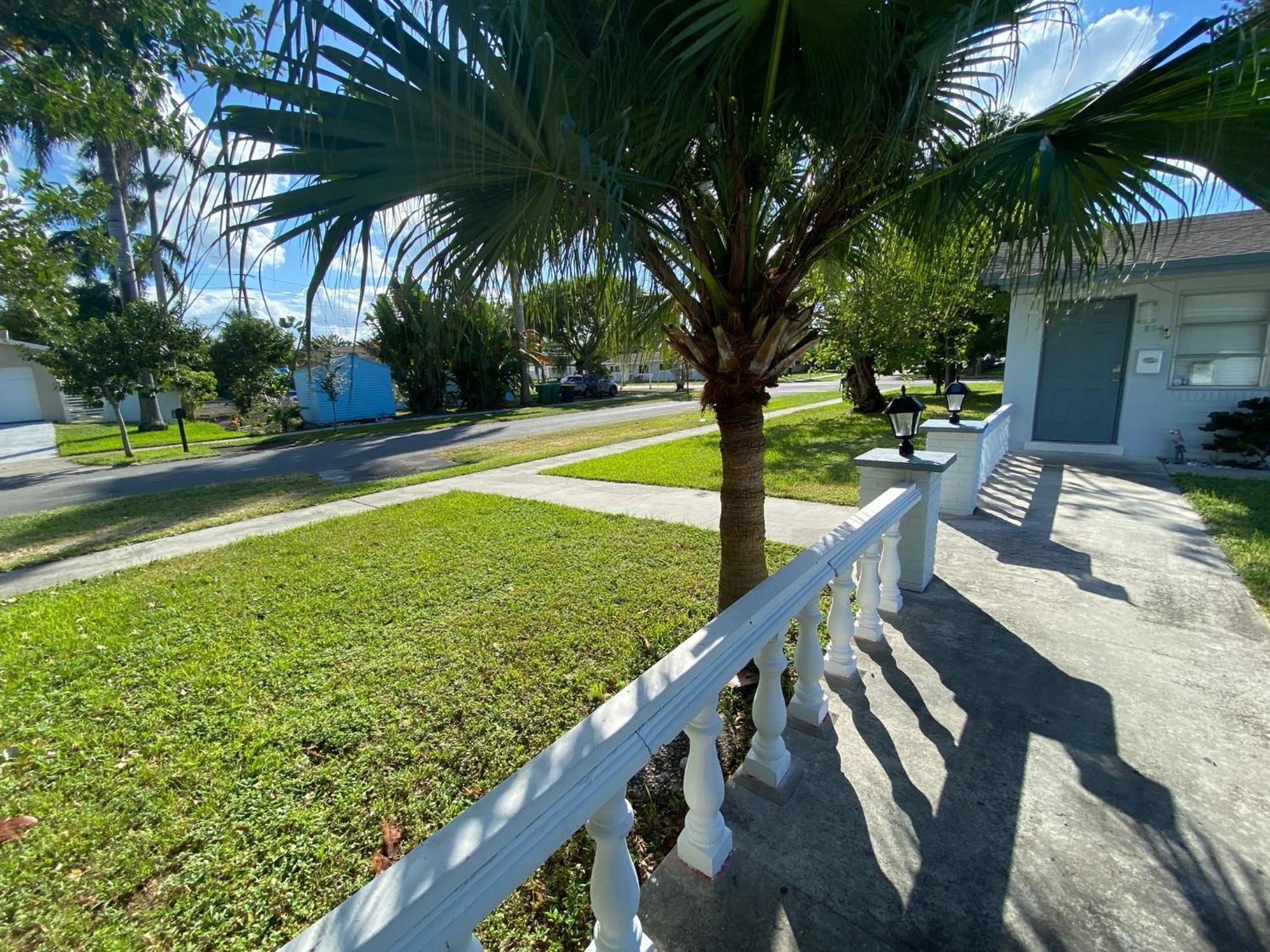 Sophisticated Dania Beach Suites Near The Beach Exterior photo